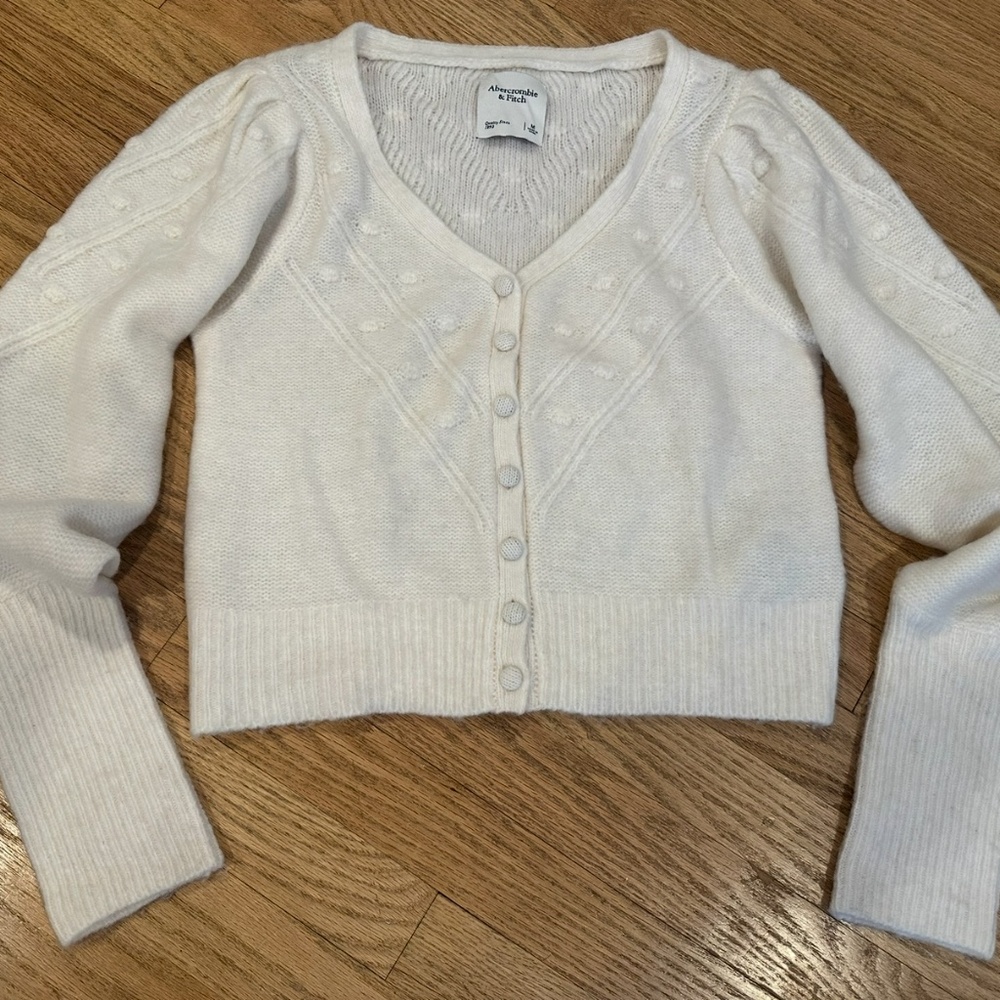 Women’s Abercrombie V-Neck Cardigan Sweater Medium Ivory